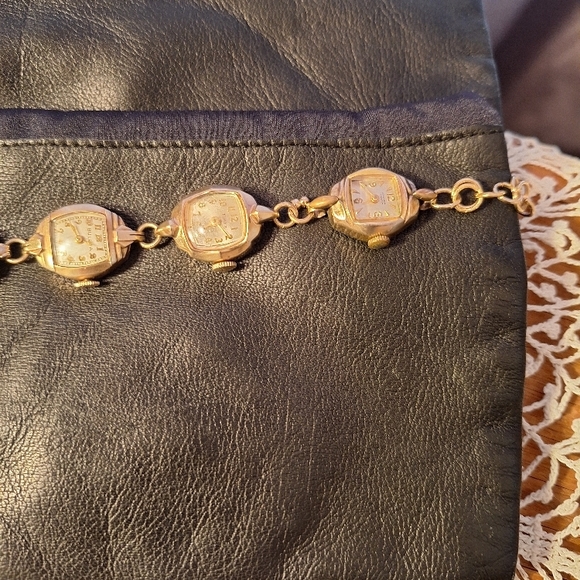 Elegant Gold Women's Bracelet Watch - Picture 10 of 10